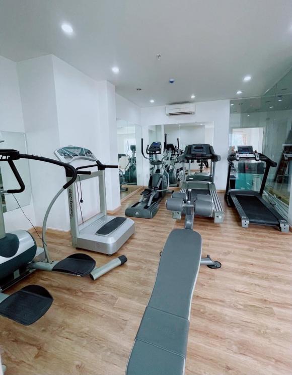 Lý Nhã Kỳ khoe mọi ngóc ngách trong tòa nhà mang tên mình, choáng nhất là bàn ăn rộng cho hơn 20 người-17