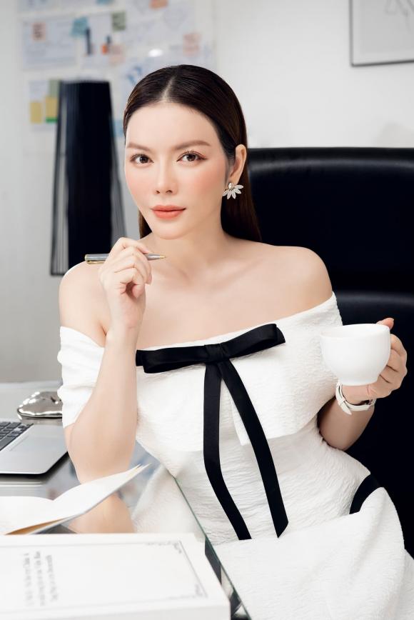 Lý Nhã Kỳ khoe mọi ngóc ngách trong tòa nhà mang tên mình, choáng nhất là bàn ăn rộng cho hơn 20 người-18