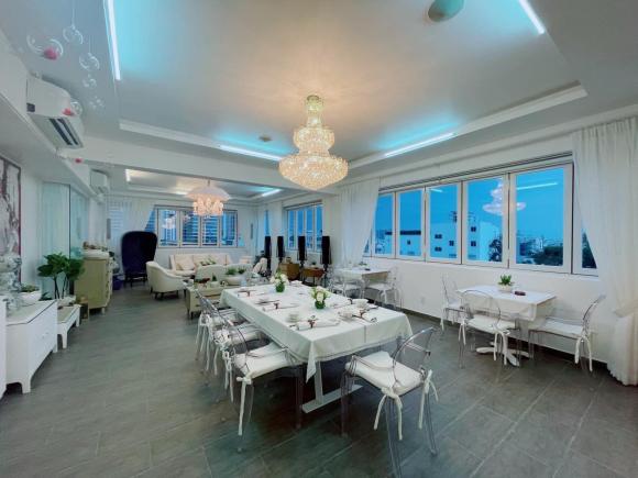 Lý Nhã Kỳ khoe mọi ngóc ngách trong tòa nhà mang tên mình, choáng nhất là bàn ăn rộng cho hơn 20 người-7