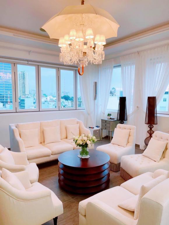 Lý Nhã Kỳ khoe mọi ngóc ngách trong tòa nhà mang tên mình, choáng nhất là bàn ăn rộng cho hơn 20 người-8