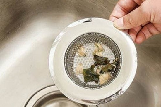 Có mùi hôi bốc ra từ cống không? Đổ một chậu nước vào đường ống, cống sẽ sạch và không còn mùi hôi