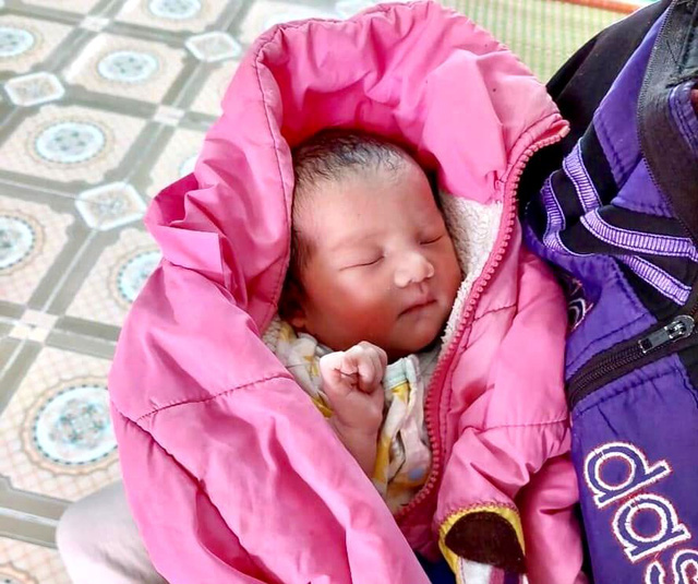 Xót xa bé gái sơ sinh bị bỏ rơi bên ven đường ở Hải Dương-1