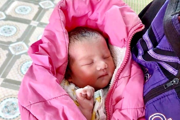 Bé sơ sinh nguy kịch sau khi nằm than, chích sài đẹn-2