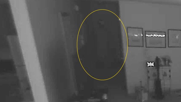 Chuyển đến nhà mới bất chấp cảnh báo, đôi vợ chồng sợ chết khiếp khi lắp đặt camera rồi chứng kiến cảnh tượng như phim kinh dị-2