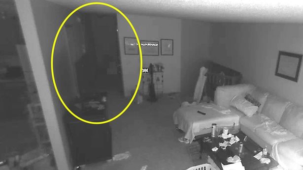 Chuyển đến nhà mới bất chấp cảnh báo, đôi vợ chồng sợ chết khiếp khi lắp đặt camera rồi chứng kiến cảnh tượng như phim kinh dị-3