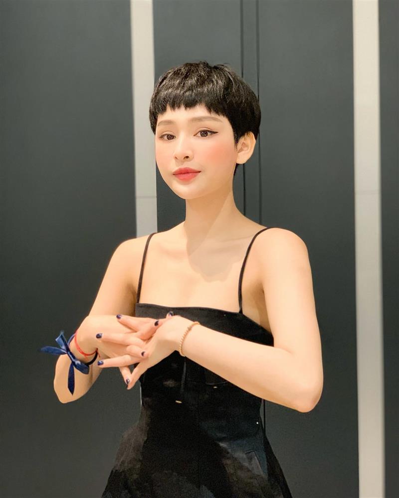 Hóa ra Hiền Hồ cũng sở hữu bờ vai mắc áo, bảo sao mặc đồ hở đẹp không thua Ninh Dương Lan Ngọc-6
