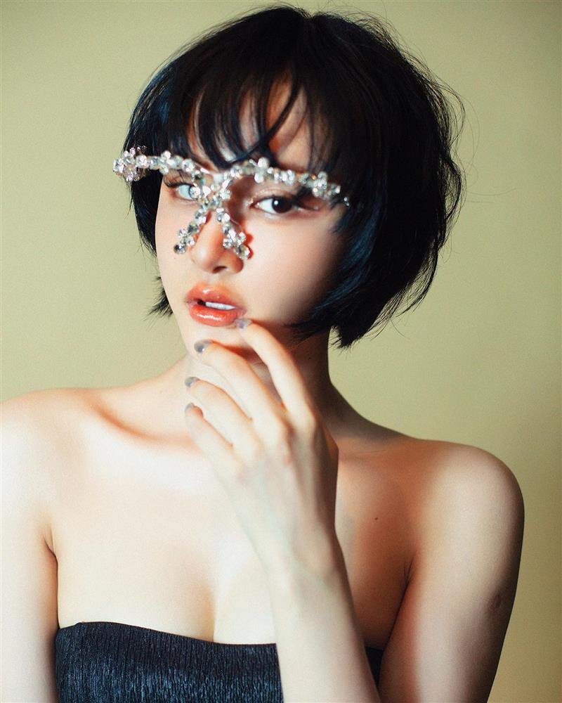 Hóa ra Hiền Hồ cũng sở hữu bờ vai mắc áo, bảo sao mặc đồ hở đẹp không thua Ninh Dương Lan Ngọc-17