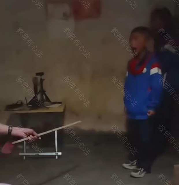 Người cha quỳ xuống yêu cầu 2 con trai đánh mình, nguyên nhân khiến nhiều người bất ngờ-1