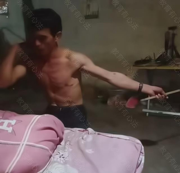 Người cha quỳ xuống yêu cầu 2 con trai đánh mình, nguyên nhân khiến nhiều người bất ngờ-2