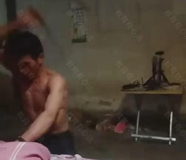 Người cha quỳ xuống yêu cầu 2 con trai đánh mình, nguyên nhân khiến nhiều người bất ngờ-3