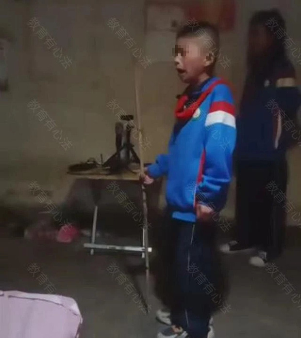 Người cha quỳ xuống yêu cầu 2 con trai đánh mình, nguyên nhân khiến nhiều người bất ngờ-4