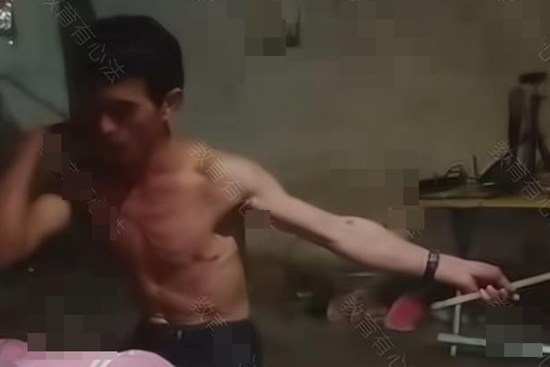 Người cha quỳ xuống yêu cầu 2 con trai đánh mình, nguyên nhân khiến nhiều người bất ngờ