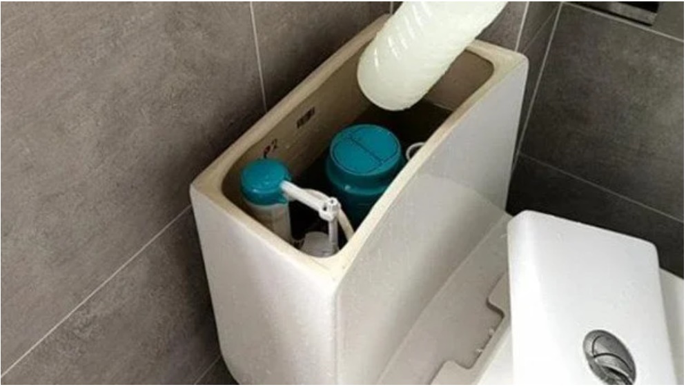 Đặt chai nhựa vào két nước bồn cầu, nhà vệ sinh thơm tho sạch sẽ, tiết kiệm một nửa tiền nước-2