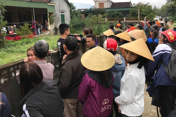 Cô gái trẻ ngồi vắt vẻo trên thành cầu định tự tử, giây phút sau đó khiến tất cả thót tim-3