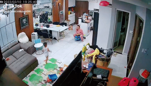 Mẹ run rẩy, khóc cạn nước mắt vì con bị ngã đau đớn, cảnh báo phụ huynh một đồ dùng nguy hiểm nhà nào cũng có-1