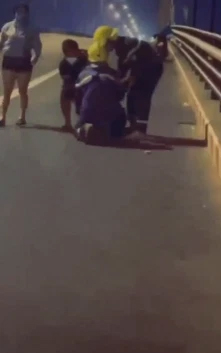 Cô gái trẻ ngồi vắt vẻo trên thành cầu định tự tử, giây phút sau đó khiến tất cả thót tim-2