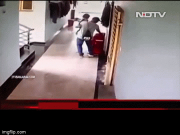 Bố vừa bế con vừa kéo vali, hình ảnh tưởng bình thường mà hóa ra chứa đựng tội ác man rợ-2