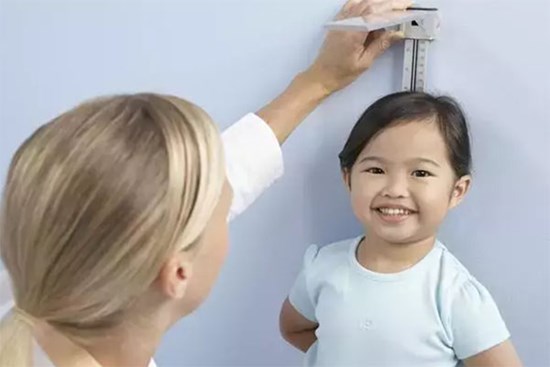 Nguyên nhân gây lùn ở trẻ, cha mẹ đến xem, con bạn có 