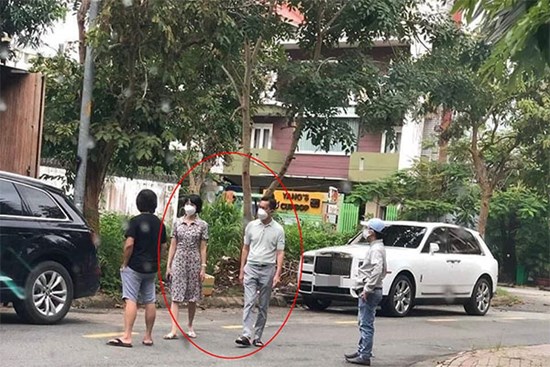 Lộ ảnh Hiền Hồ diện váy hoa đi dép lê sánh đôi bên 