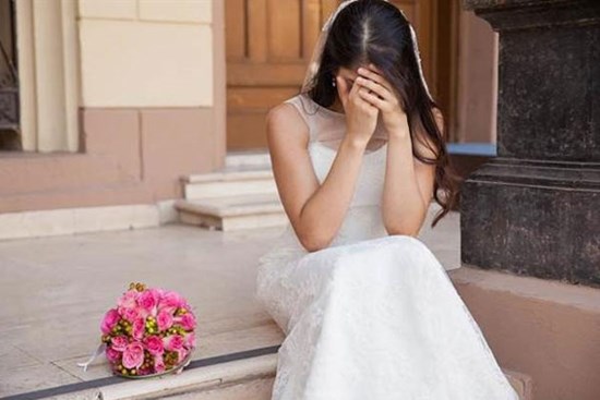 Vào ngày cưới, vợ cũ dắt con đến trước cổng 
