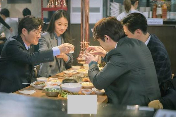 Đồng nghiệp cố tình đặt bàn tại nhà hàng nơi tôi làm lau dọn, nhưng câu nói của chồng đã khiến tất cả phải câm nín-1