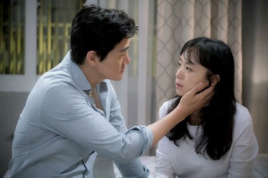 Đồng nghiệp cố tình đặt bàn tại nhà hàng nơi tôi làm lau dọn, nhưng câu nói của chồng đã khiến tất cả phải câm nín
