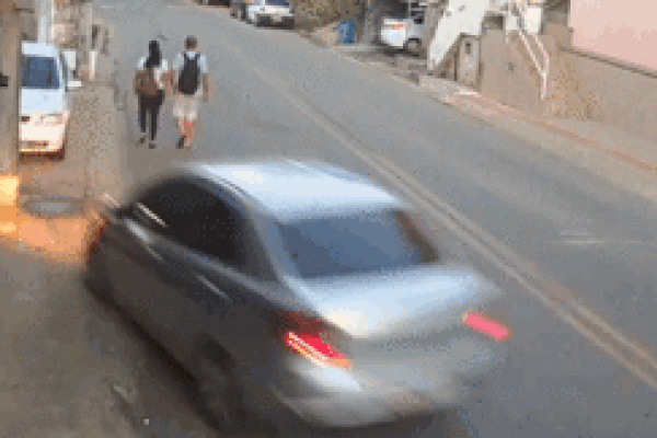 Khoảnh khắc cặp vợ chồng thoát hiểm 'xe điên' trong gang tấc