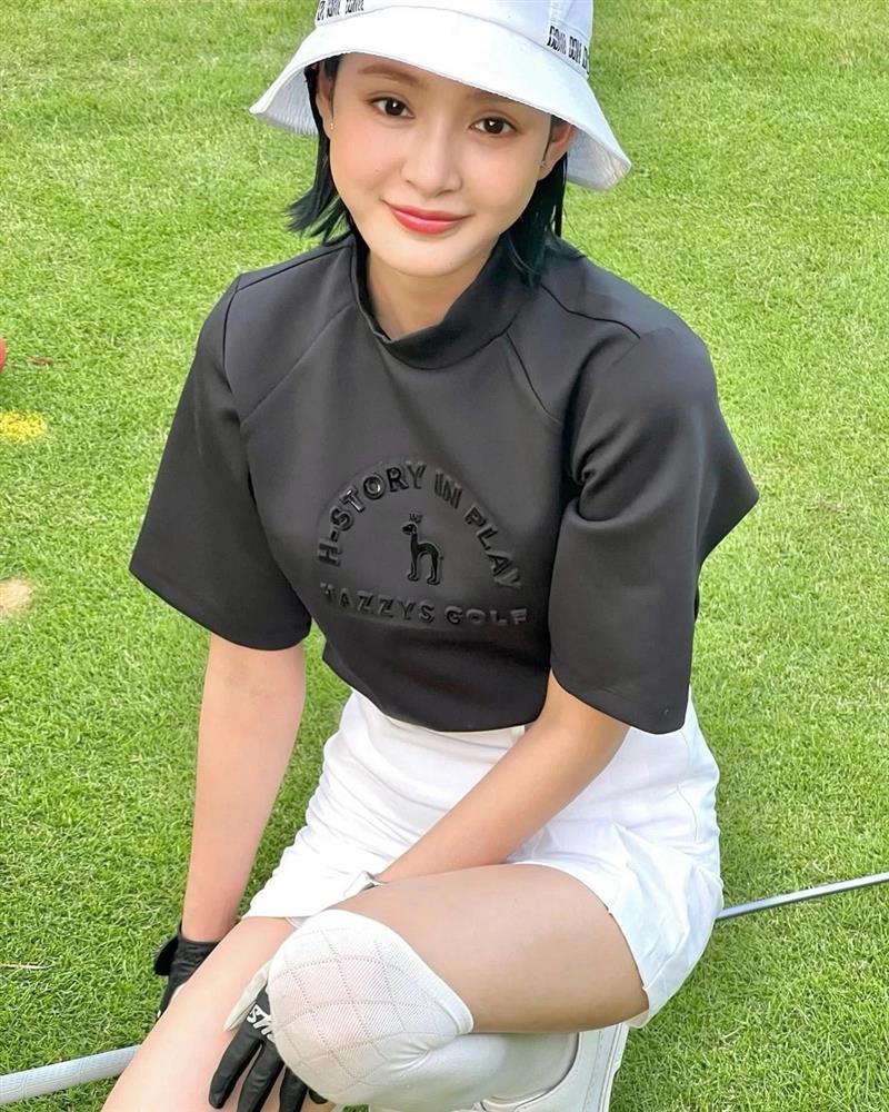 1 lần ra sân golf của Hiền Hồ tốn hơn chục triệu sắm trang phục-1