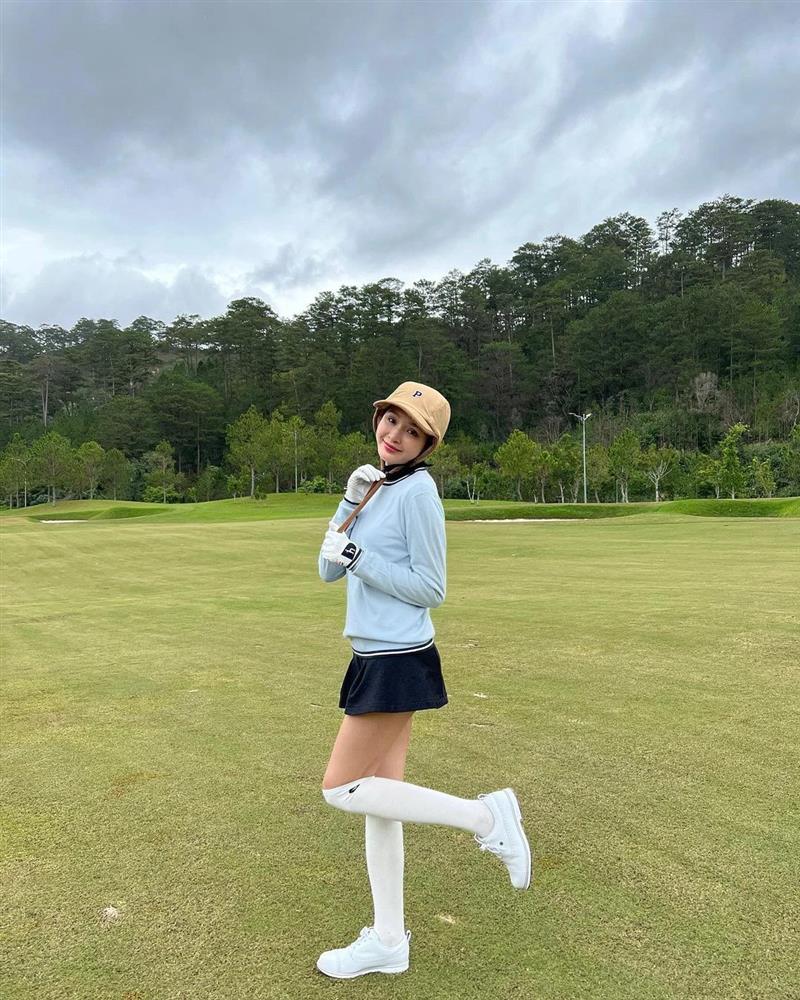 1 lần ra sân golf của Hiền Hồ tốn hơn chục triệu sắm trang phục-3