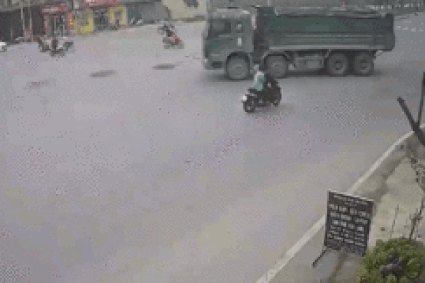 Lạng lách vượt đèn đỏ, nam thanh niên khiến bạn gái va đầu vào xe ben