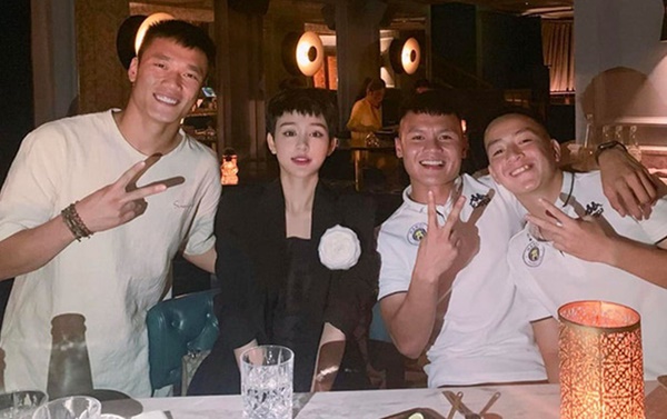 Hoá ra đại gia Hồ Nhân đã công khai sánh đôi Hiền Hồ trong đám cưới Duy Mạnh 2 năm trước, nữ ca sĩ còn ngăn team qua đường làm việc này!-6