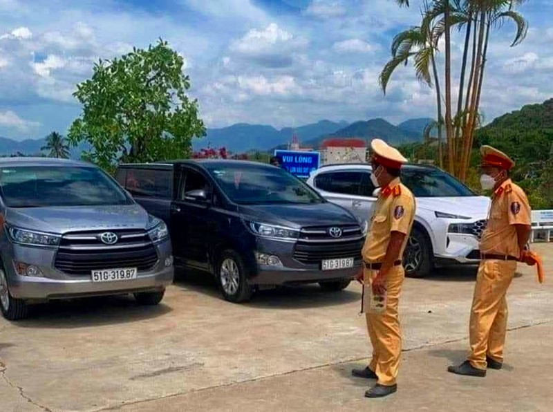 2 ô tô Inova mang cùng biển số 51G-319.87 đậu cạnh nhau ở Bình Thuận-1