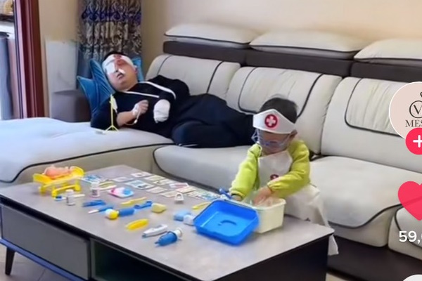Mẹ đơn thân đem theo con gái đến ngày cưới của mình, bé nói 2 câu mà cả hội trường nghẹn ngào: Có những sự hiếu thảo hiểu chuyện đến đau lòng-1