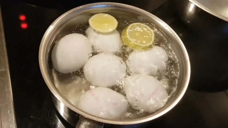 Luộc trứng bỏ thêm vài lát chanh tươi, bạn sẽ thấy kết quả bất ngờ khi lột vỏ thành phẩm-1