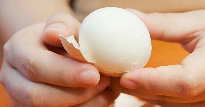 Luộc trứng bỏ thêm vài lát chanh tươi, bạn sẽ thấy kết quả bất ngờ khi lột vỏ thành phẩm-2