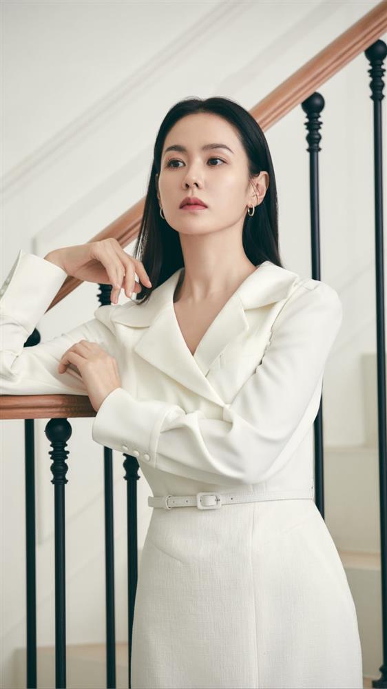 Son Ye Jin cần Hyun Bin giải cứu ngay: Là ai dí cho chị bộ cánh quê kiểng khó tin thế này?-8