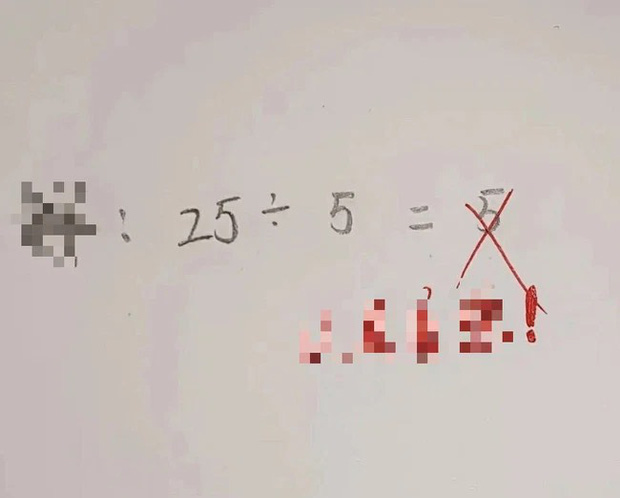 Bài Toán Tiểu học: 25 : 5 = 5 bị giáo viên gạch sai, nhìn kĩ vào đề bài ai cũng tới tấp khen người ra đề quá thông minh!-1