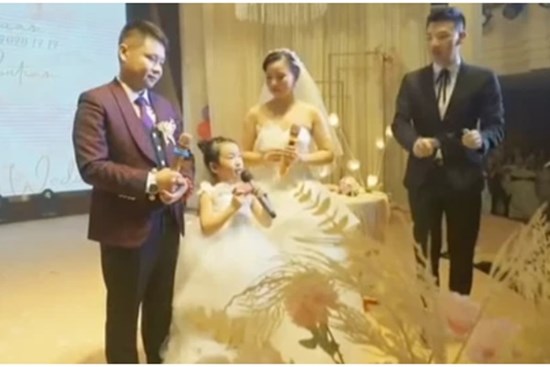 Mẹ đơn thân đem theo con gái đến ngày cưới của mình, bé nói 2 câu mà cả hội trường nghẹn ngào: