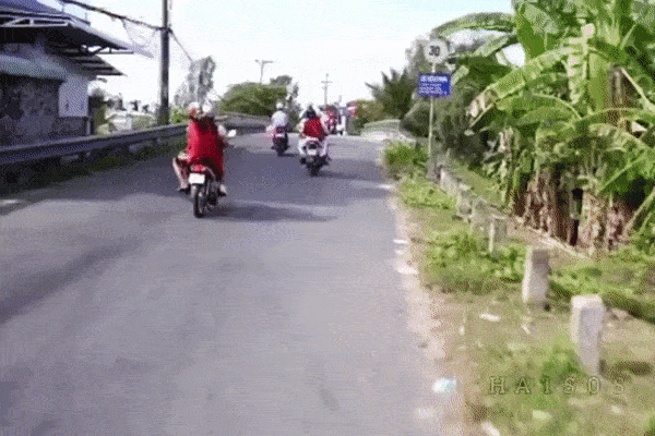 Chiếc xe máy lao với tốc độ vũ bão đâm văng 3 mẹ con, bé gái hoảng hốt đứng nhìn mẹ nằm bất động-2