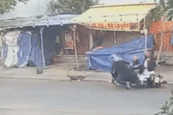 Clip: Ngồi quán nước lướt điện thoại, cô gái bị 2 thanh niên áp sát giật đồ không kịp trở tay-2