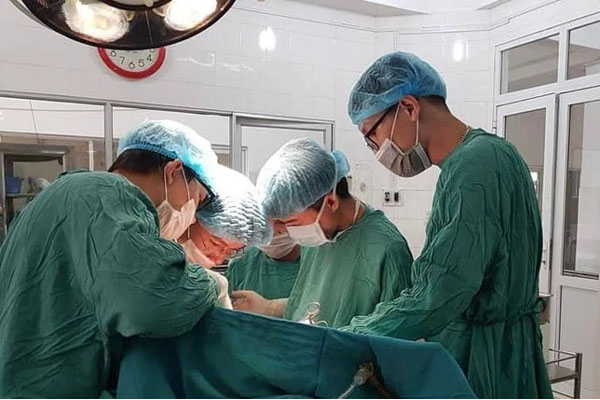 Người phụ nữ cắt của quý của chồng vì nghi xâm hại con gái đã được trở về nhà-2