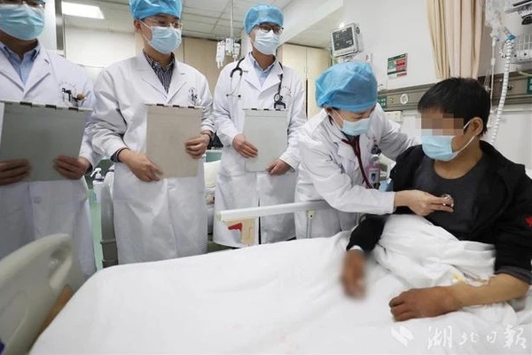 Chàng trai 22 tuổi bị nhiễm độc niệu, suy thận cấp phải lọc máu gấp vì 3 thói quen về đêm hầu hết người trẻ đều làm-1