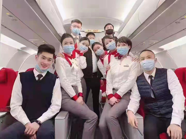 Hình ảnh cuối cùng về các tiếp viên hàng không nghi của máy bay gặp nạn khiến nhiều người chua xót-3