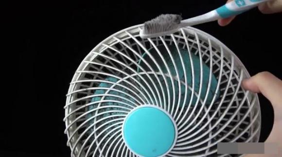 2 cách vệ sinh quạt không cần dùng nước, không cần tháo khung: Tiết kiệm thời gian, phụ nữ cũng làm ngon ơ-4