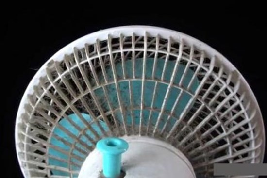 2 cách vệ sinh quạt không cần dùng nước, không cần tháo khung: Tiết kiệm thời gian, phụ nữ cũng làm ngon ơ