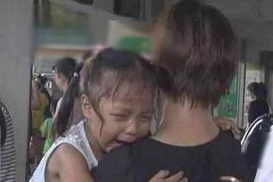 Con gái 2 tuổi bị kẻ bắt cóc công khai bế đi, bà mẹ thông minh nói ra 1 câu cứu thoát cả con lẫn chính mình