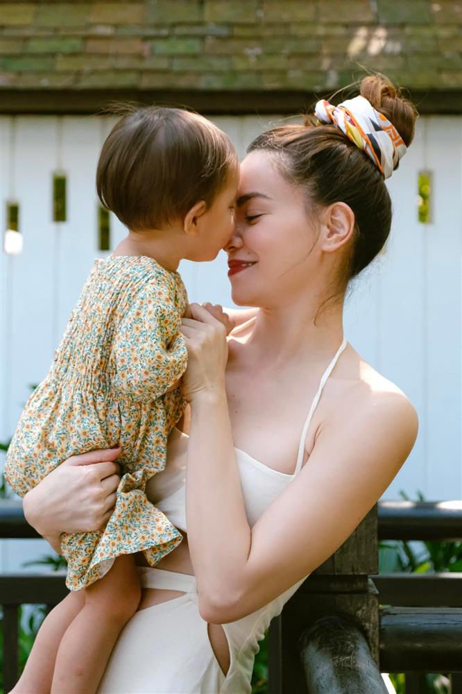 Mới hơn 1 tuổi nhưng Lisa nhà Hà Hồ đã biết nói, nhìn cách mẹ Hà nói chuyện biết ngay lý do tại sao-4