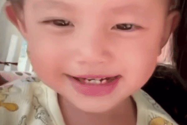 Mẹ mải mê xem điện thoại, con trai nghịch ngợm té lộn cổ xuống đất khiến ai cũng thót tim: Bài học cảnh tỉnh cho các bậc phụ huynh-1