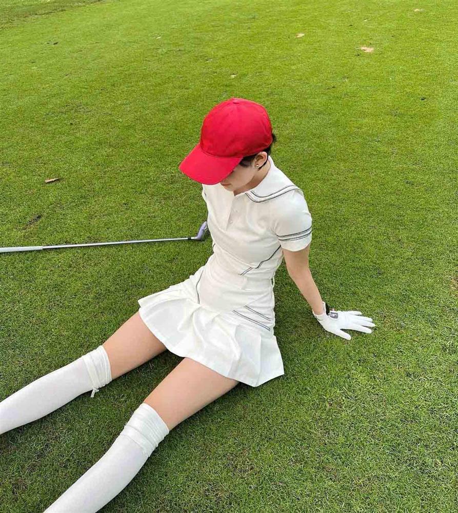 8 lần ra sân là 8 bộ đồ phạm quy trang phục, Hiền Hồ có thực sự chơi golf nghiêm túc không?-1