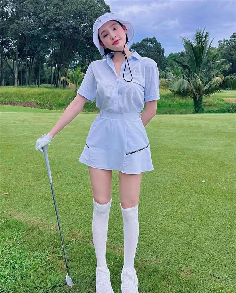 8 lần ra sân là 8 bộ đồ phạm quy trang phục, Hiền Hồ có thực sự chơi golf nghiêm túc không?-7